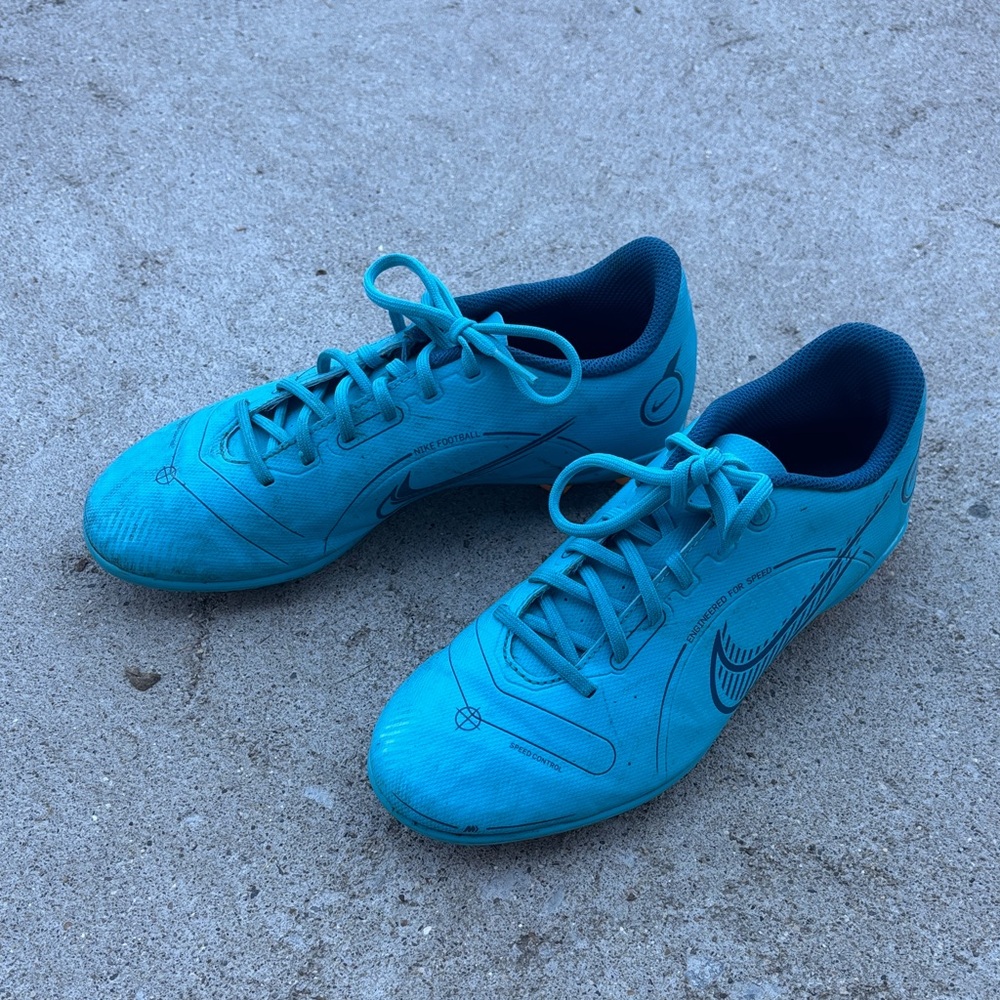 Nike Youth Size 6 Teal/Blue Indoor Soccer Shoes
